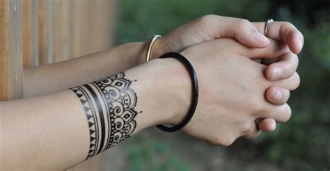 15 Gorgeous Wrist Wrap Tattoos For Women