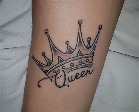 15 Magnificent Queen Tattoo Designs And Ideas Dise O De Tatuaje De Corona Tatuaje De Reina