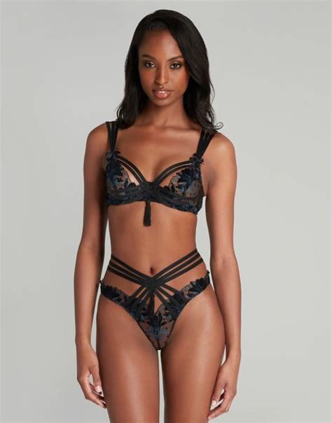 4 Hot Sexy Avvaballerina Bikini Pics