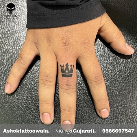 7 Letter With Crown Tattoo 7 Lert4 With Crown Tattoo On Finger