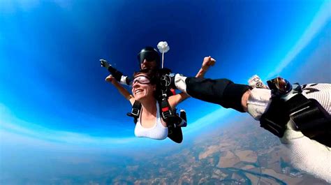 Il Video Della Modella Mady Gio Che Salta Con Il Paracadute Diventa Virale Sul Web