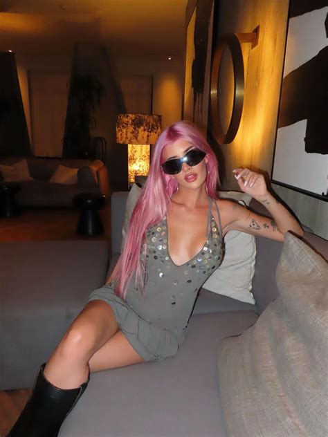 Multimillionaire Sami Sheen Doesn T Pay Her Bills On Time Because It S Not Fun