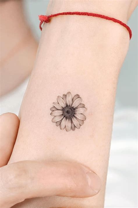5 Small Daisy Tattoos
