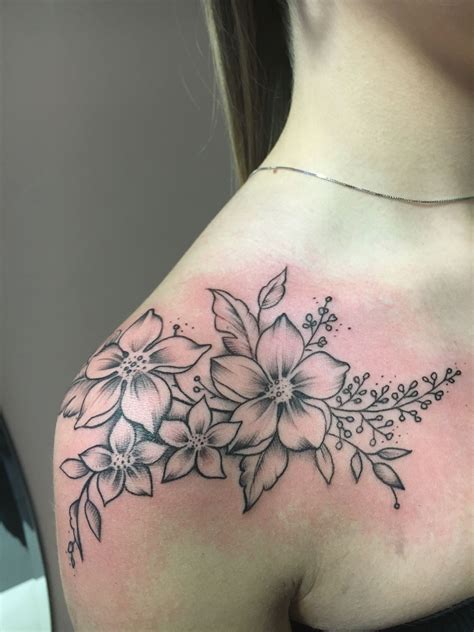 Tattoo Shoulder Flowers Design