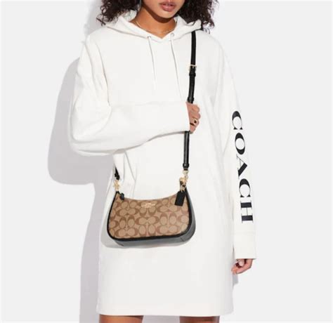 Teri Shoulder Bag In Signature Canvas