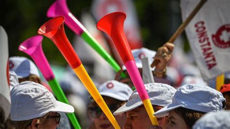 Une Mairie Ach Te Des Vuvuzelas Aux Professeurs Pour Remplacer L Alarme Incendie En Panne Une Mairie Ach Te Des Vuvuzelas Aux Professeurs Pour Remplacer L Alarme Incendie En Panne