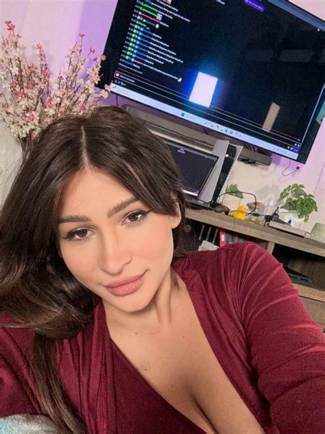 Who Is Fandy What To Know About The Twitch Streamer