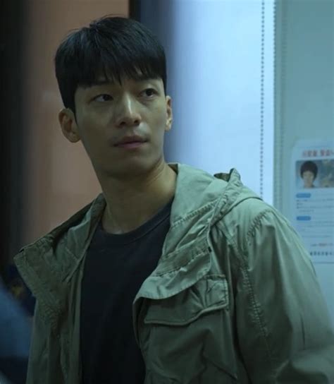Who Plays Amp 39 Squid Game Amp 39 Policeman Hwang Jun Ho 10 Facts About Actor Wi Ha Jun Newsweek